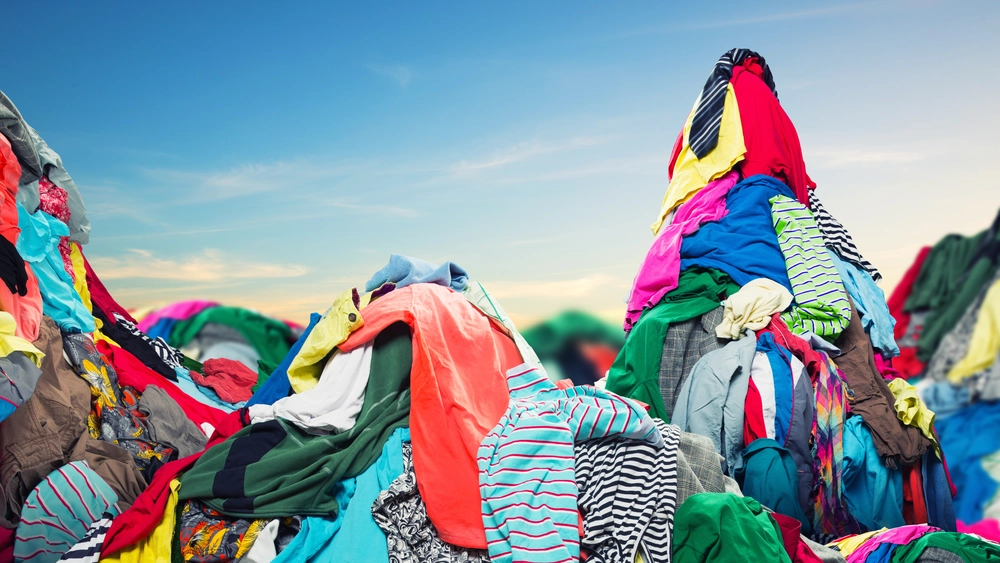 Fremtidens håndtering af tekstilaffald bør stadig følge affaldshierarkiets prioriteringer