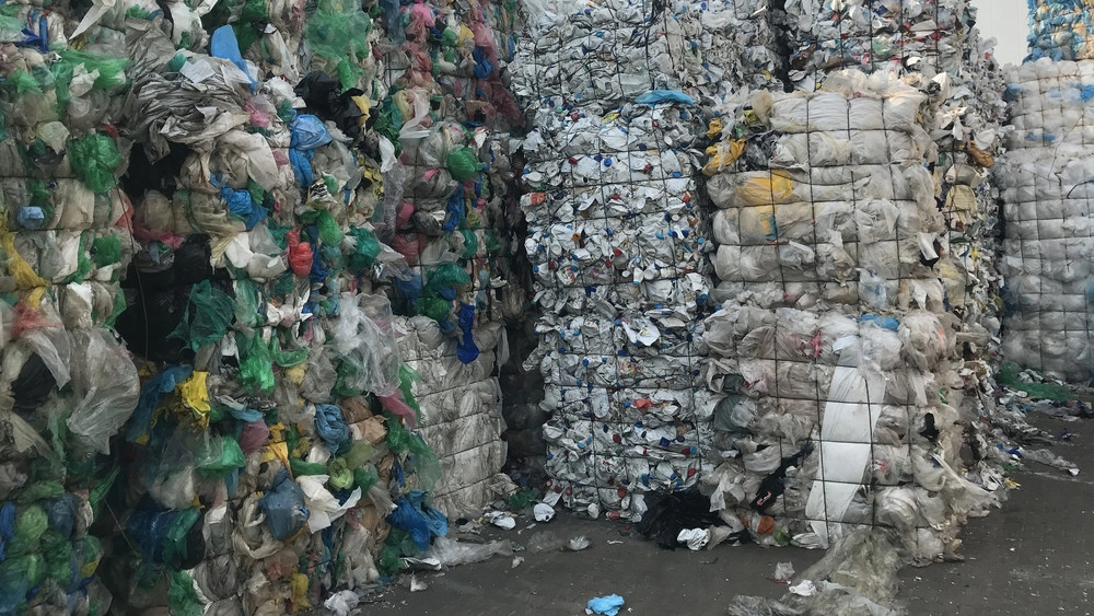Hvordan beregnes andelen af kemisk genanvendt plast i emballage?