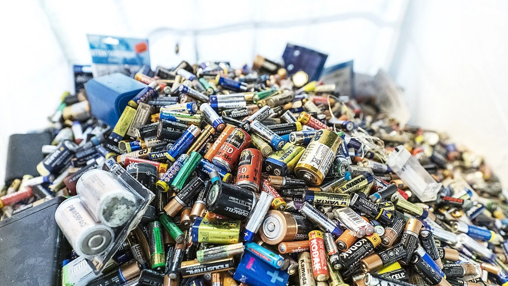 "Du skal ikke fucke med batterierne" – nu på tegnsprog