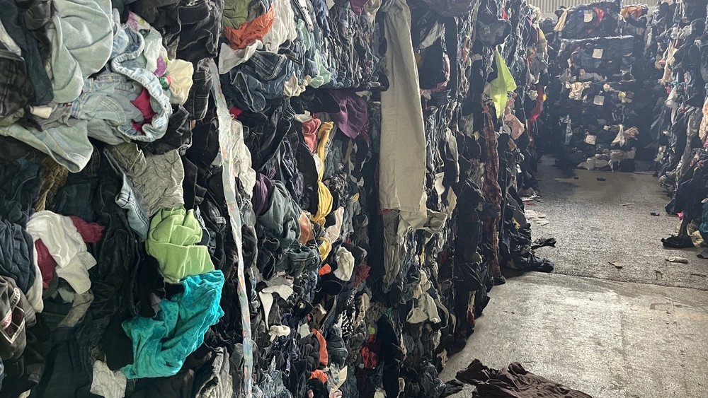 Nyt kritisk indspark om plast i tekstiler samt fast fashion