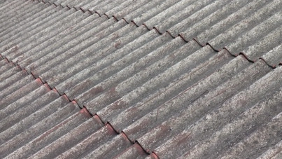 Arbejdstilsynet: nedrivning af asbestholdige bølgetage skal anmeldes og der skal bruges åndedrætsværn under arbejdet