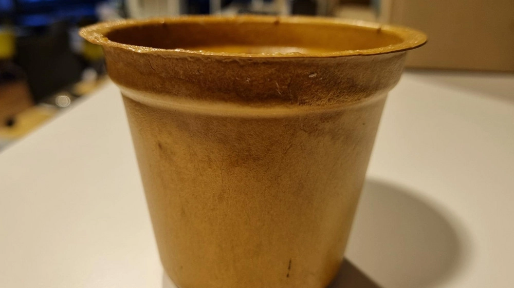 Bæger af cellulosefibre med bionedbrydelig barriere